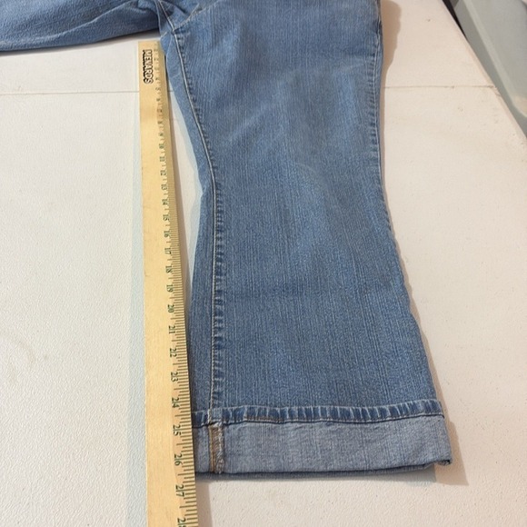 Levi's 550 Relaxed Fit Boot Cut Cuffed Jeans Womens Size 12S Light Wash Denim‎ - Picture 10 of 11
